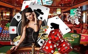 Online Bingo ဂိမ်းခန်းအတွင်း Bingo Card ကိုင်ကာ ဆင်းသက်နေသော ကစားသမားမြင်ကွင်း