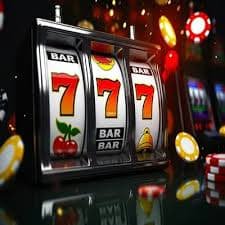 Lucky Gold Platform ၌ မြန်မာ ကစားသမားများ Smartphone ဖြင့် Online Gaming ကစားနေသောမြင်ကွင်း
